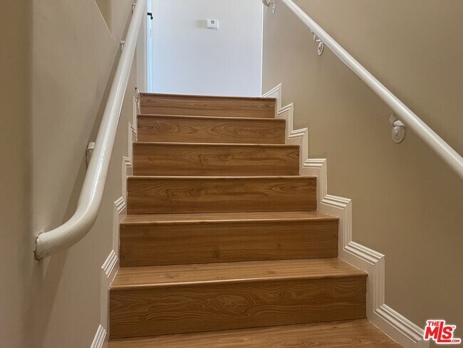 Building Photo - 904 E Windsor Rd