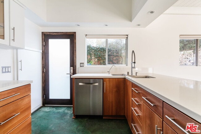 Building Photo - 2042 Sanborn Ave