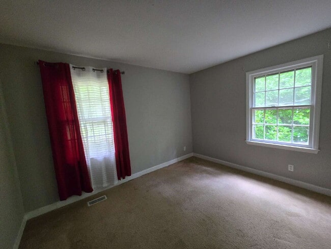 Building Photo - Look at this hard-to-find ranch-style home