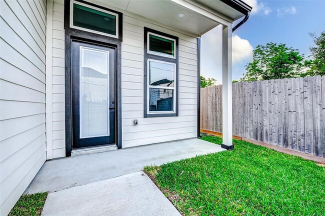 Building Photo - 1913 Hoskins Dr