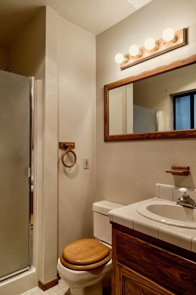 Building Photo - Centrally Located 3 Bedroom House with Fully Fenced in Backyard- Pet Friendly!