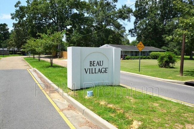 Building Photo - 2530 Chantulane Ave