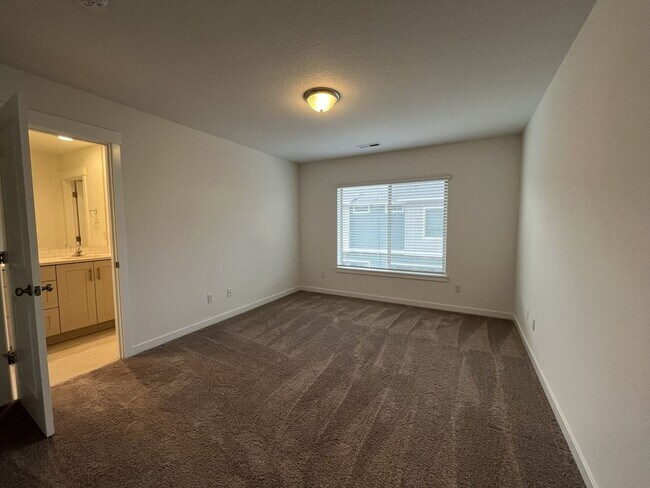 Building Photo - Gorgeous 3BR Home with Open Main Level & Large Primary Suite