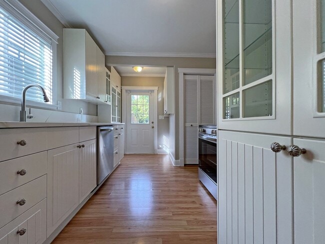 Building Photo - Charming and updated 2 bedroom, 1 bath bun...