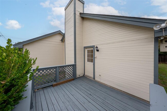 Building Photo - 1702 Ireland Dr