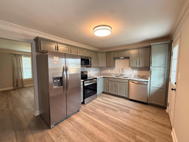 Building Photo - 205 Robert E Lee St