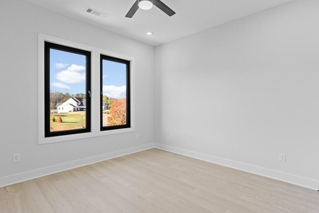 Building Photo - 555 Versailles Dr