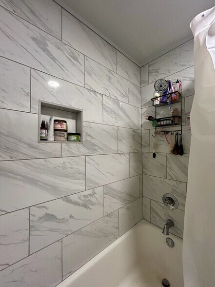 Tub/shower (extra long/tall) - 404 Jagoe St