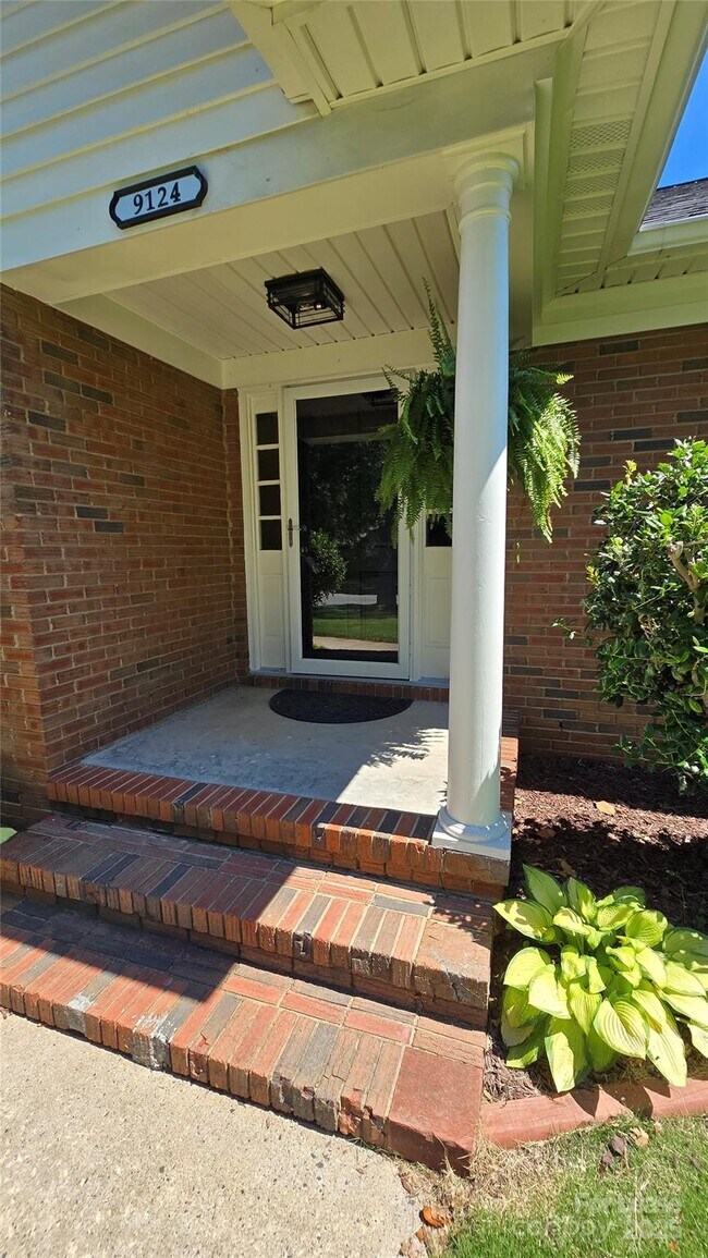 Building Photo - 9124 Sandburg Ave