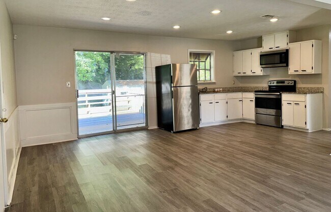 Building Photo - Updated 3 Bed Ranch on Quiet Cul-de Sac!
