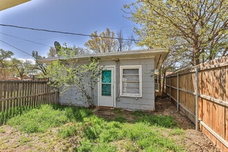Building Photo - One bedroom efficiency with plenty of spac...