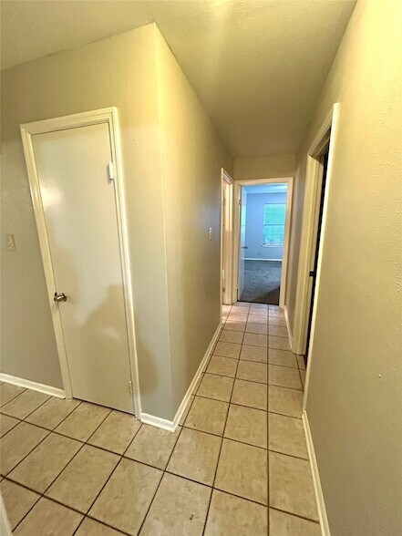 Building Photo - 1408 Kiowa Dr