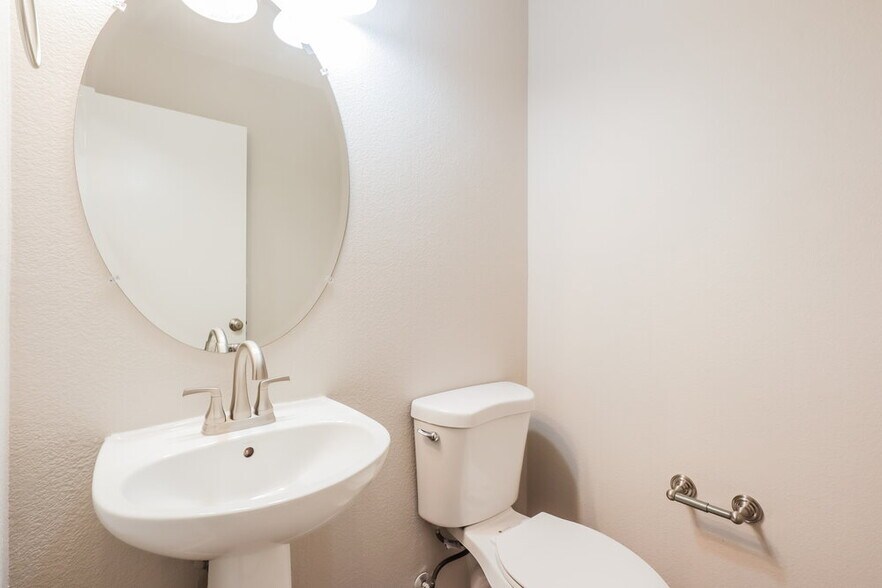 Building Photo - 2755 N Saramano Ln