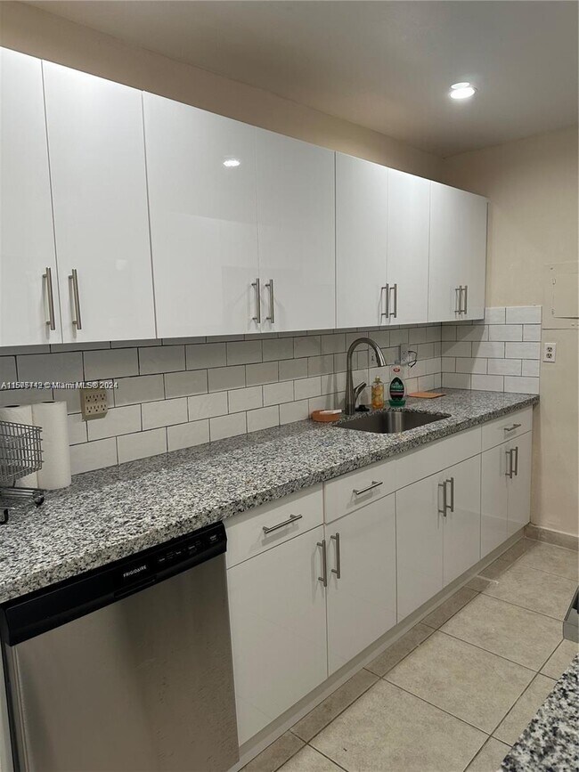 Building Photo - 9456 SW 77th Ave