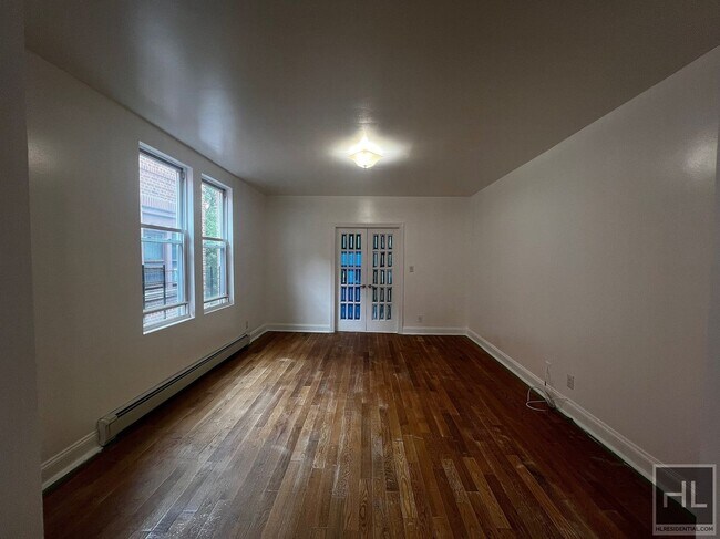 Building Photo - Spacious Fully Renovated 4-Bedroom in Sout...