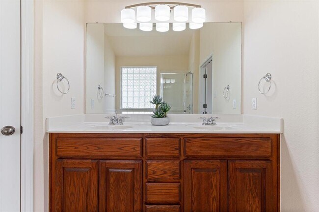 Building Photo - 10 White Magnolia Cir