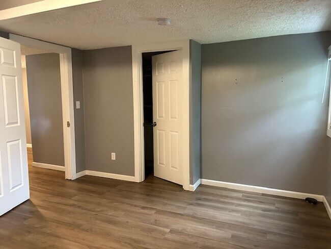Building Photo - 3 Bedroom, 2 Bath Ranch Home w/Central Air