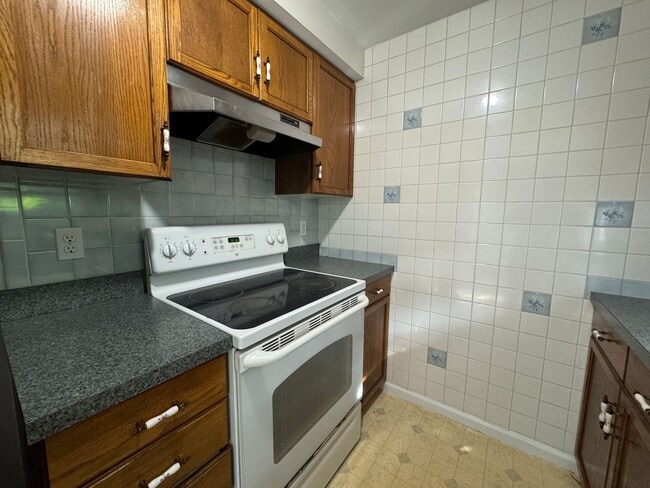 Building Photo - 20 Northwoods Cir