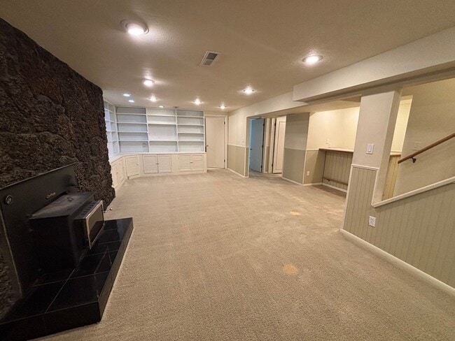 Building Photo - Great University Area Home!