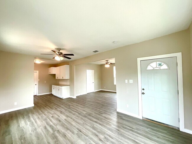 Building Photo - Move-In Ready 3BD/2BA – Laminate Floors, Fenced Yard & Prime Location! ACCEPTS SECTION 8