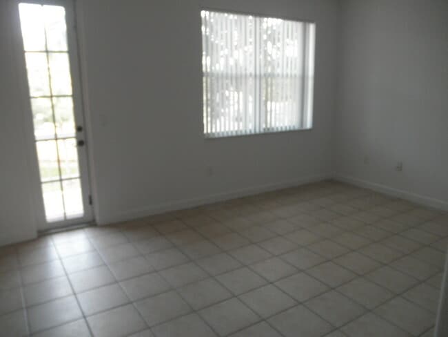 Building Photo - Shoma Townhomes