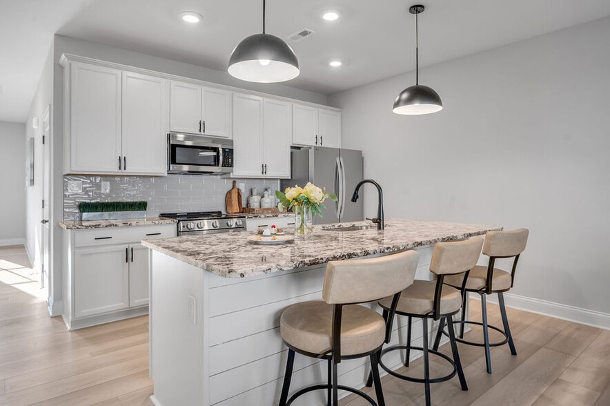 Building Photo - Bellingham Park Townhomes - IMMEDIATE MOVE IN