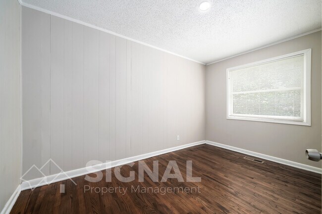 Building Photo - 3038 Highland Dr