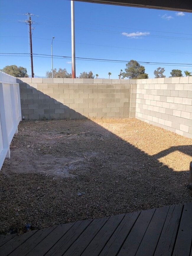 Building Photo - 4 BEDROOM / 2 BATH SINGLE FAMILY HOME W/ CASITA
