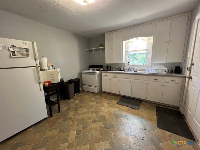 Building Photo - 859 Oasis St