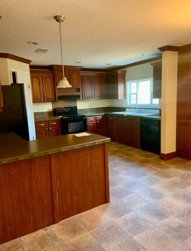 Building Photo - 4 bed/2 bath mobile home