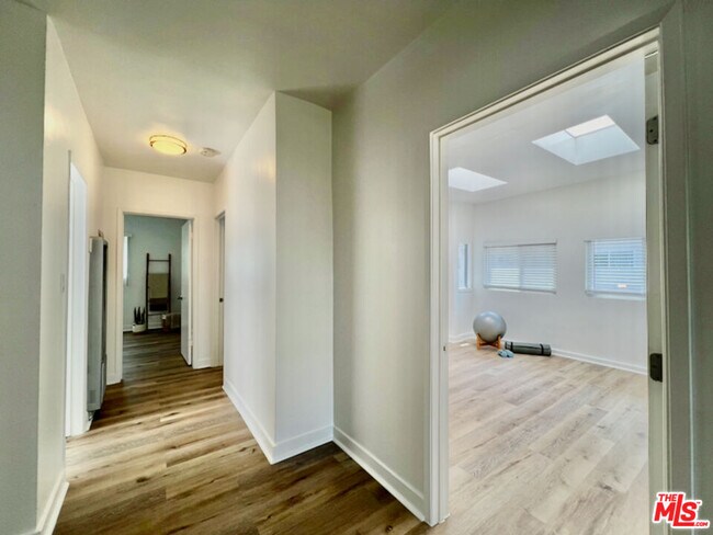 Building Photo - 1217 N Virgil Ave