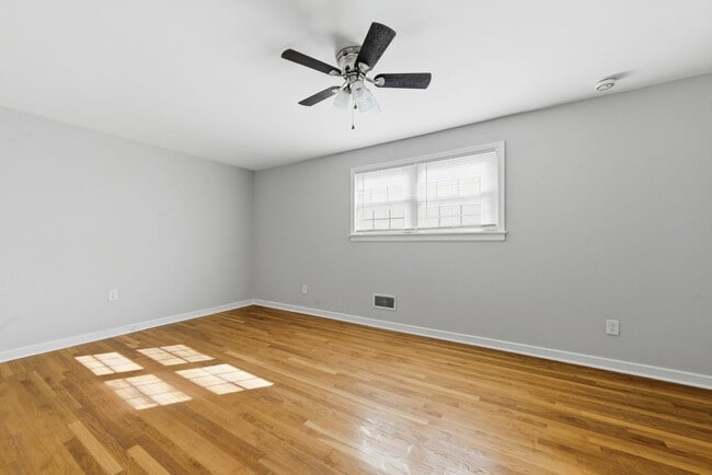 Building Photo - Charming 2-Bedroom Home with Hardwood Floors in North Highland Park