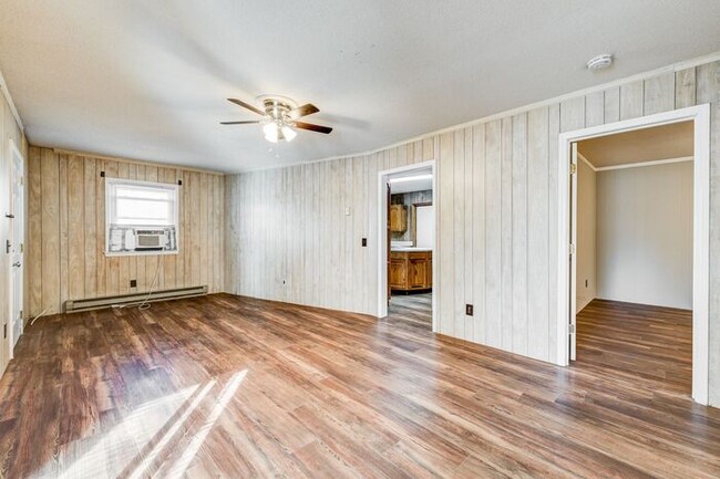 Building Photo - Colfax - Charming house with new flooring,...