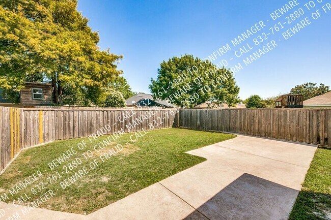 Building Photo - 8805 Wood Glen Dr