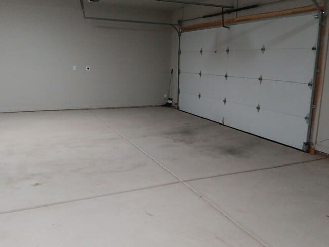 Building Photo - Stunning 4-bedroom, 3.5-bathroom home loca...