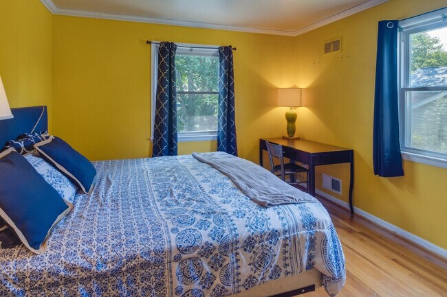 Building Photo - 9305 Pine View Ln