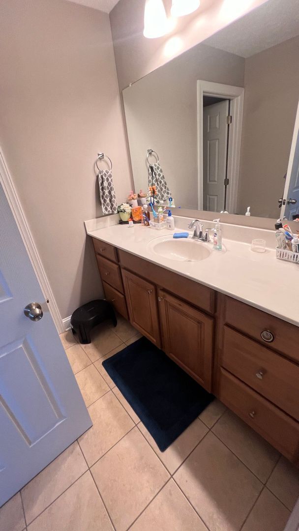 Building Photo - Stylish Townhome for Rent  Near the Heart ...
