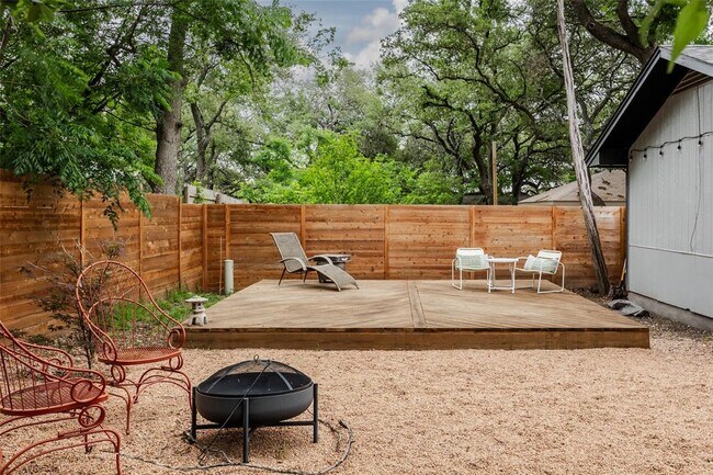 Building Photo - 904 Acorn Oaks Dr