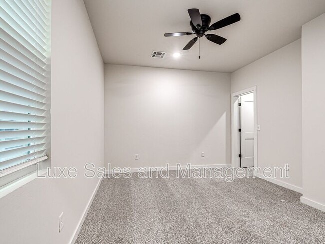 Building Photo - 610 W 2nd St