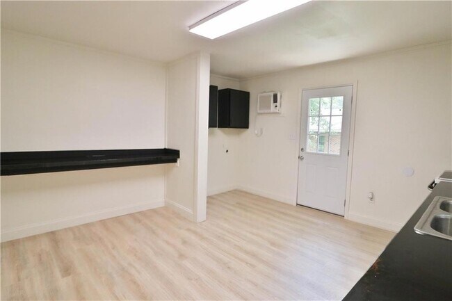 Building Photo - 61325 Holly Dr