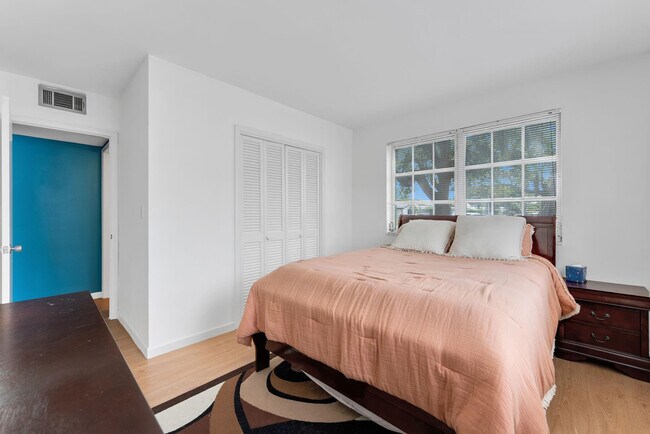 Building Photo - 1821 NE 62nd St