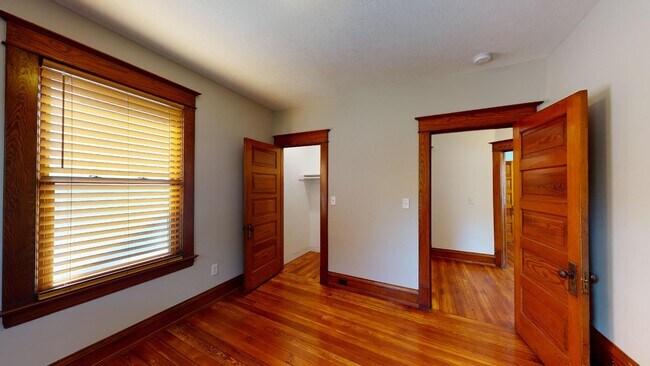 Building Photo - 1025 Park St SW