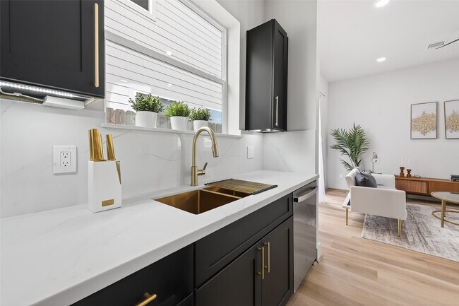 Building Photo - 975 Highland Lgt Ln