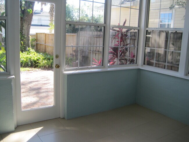 Building Photo - 612 Stetson St