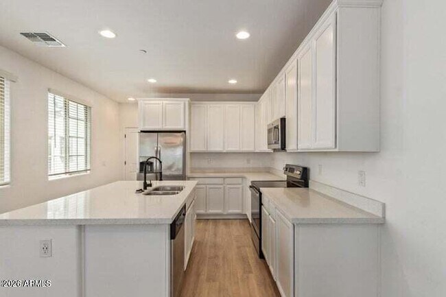 Building Photo - 1635 E Dogwood Ln