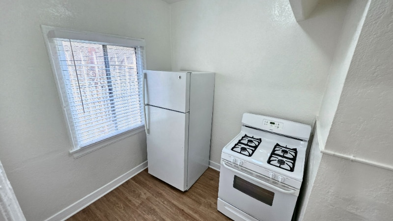 Building Photo - 1185 E Vernon Ave