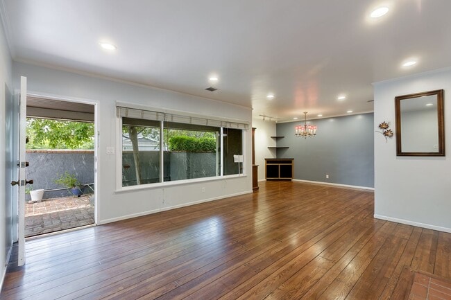 Building Photo - Spacious 5-Bedroom, 3-Bath Home with Pool ...