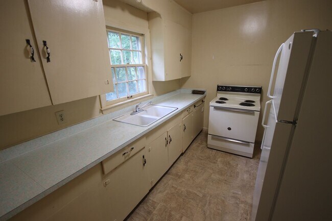 Building Photo - Historic Home For Rent! 2 Bedroom 1 Bathro...