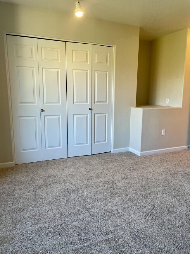 Building Photo - 10851 SW Canterbury Ln
