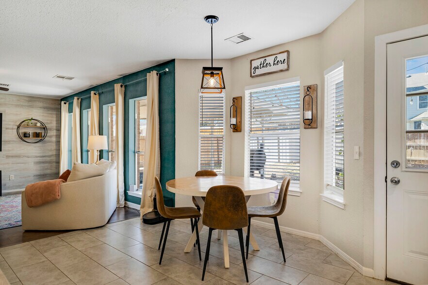 Building Photo - 10331 Mustang Rdg